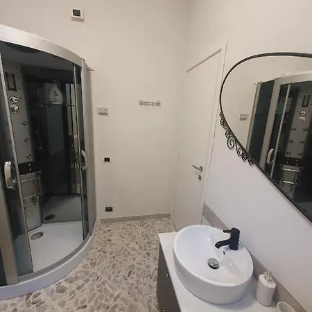 Cado Dalle Nubi 3 O 4 Posti Letto Con Bagno Privato E Doccia Idromassaggio Guest house Bari
